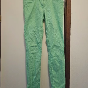 Ljusgröna skinnyjeans - Ljusgröna skinnyjeans, stretchjeans. Använda någon enstaka gång