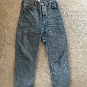 Jeans från Gina tricot i storlek 42