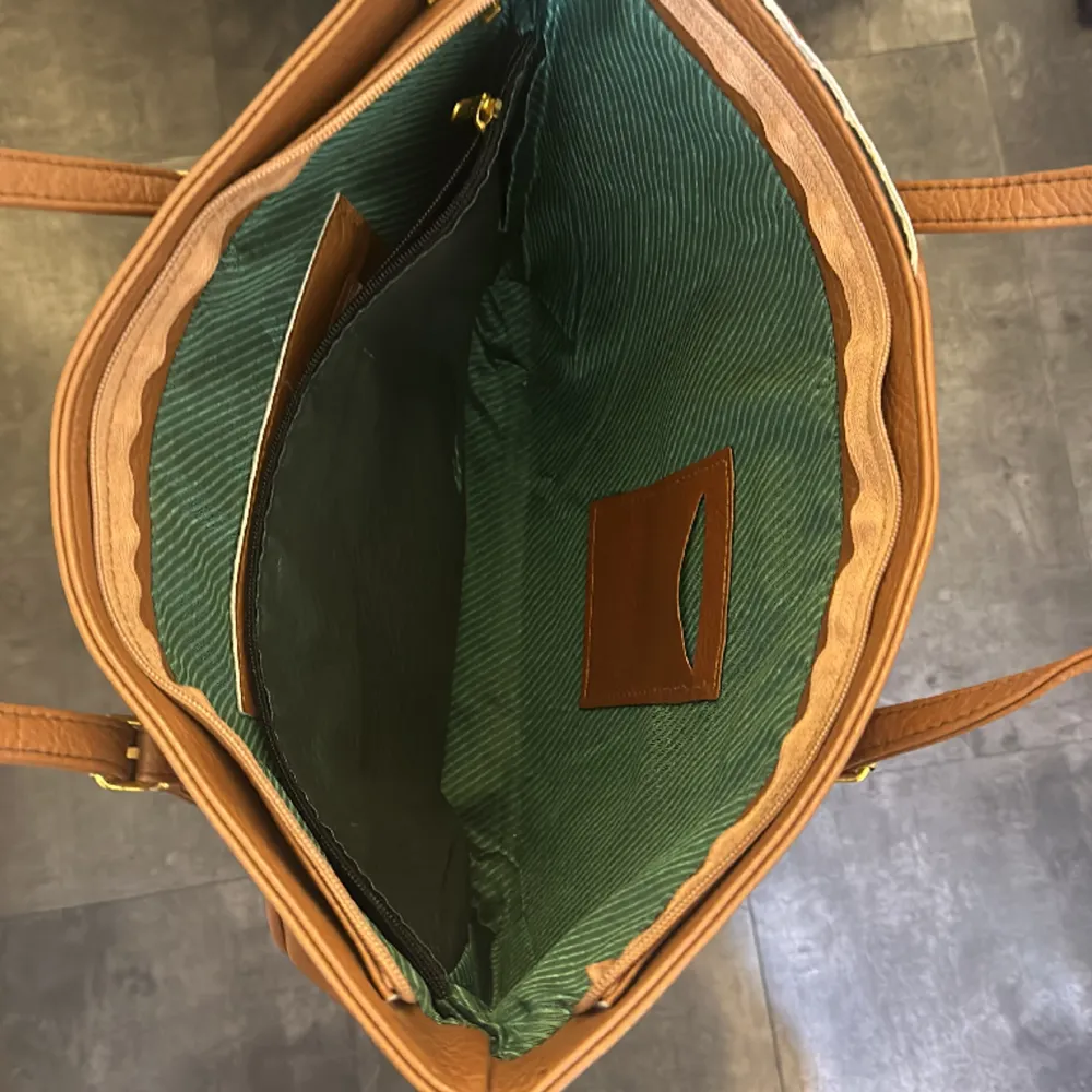 En jettefin brun Michael kors väska som är använd en gång bra skick, kontakta för frågor💕. Väskor.