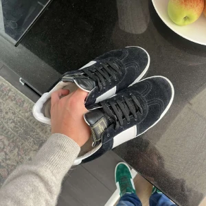 Valentino flycrew  - Såld före publicering! Storlek 39 fits 40  