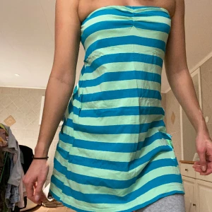 2000-tal tubtopp - Säljer denna tubtopp i storlek M för 50kr. Den kan användas som en kort klänning också då den är lång i modellen. Den har även en liren ficka på sidan. Köpt på loppis men i gott skick. 