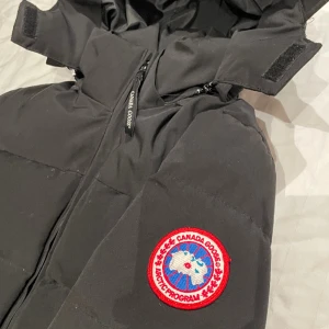 Canada goose vinterjacka  - Hej. säljer nu min brors canada goose jacka, en väldigt fin och defenetivt väldigt varm jacka, en jacka till dig som inte vill gå och frysa väldigt stilren och snygg, storleken är xs men sitter som en s bara höra av dig vid funderingar priset kan ändras.🤝🏻
