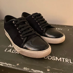 Lanvin skor - Hej! Säljer nu dessa super fräscha svarta glansiga lanvin ”captoe” skorna. Skicket är 8,5/10. Storlek UK 9 som motsvarar ungefär 43-44 i europeisk storlek. Tillkommer endast skorna, inget OG. Pris kan diskuteras. Hör av dig vid frågor!