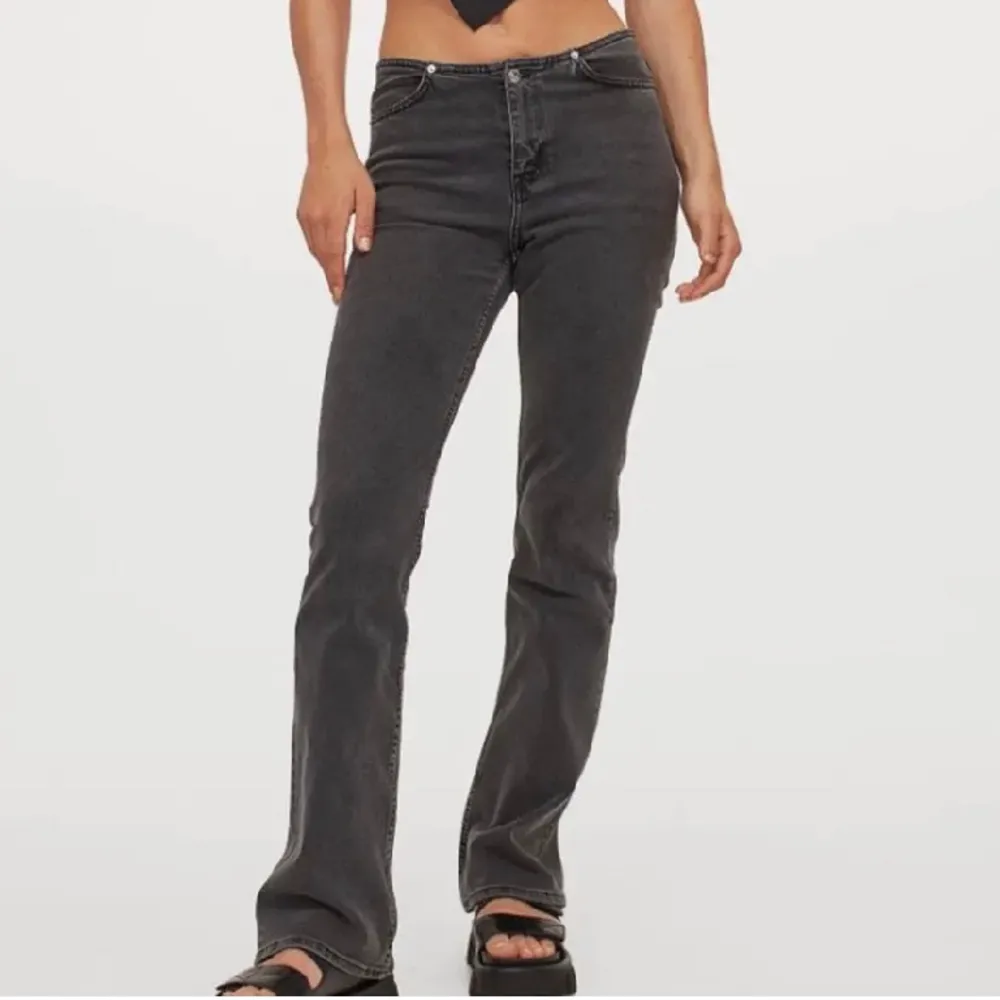 Jätte fina jeans från hm så är i jätte bra skick🤍 strl 38 men passar mig som brukar kan ha xs/s och en 36 i jeans. Jeans & Byxor.