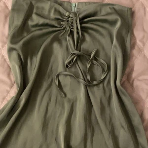 Söt vintage topp - Jättesöt grön topp med justerbara band. Vintage och köpt på sellpy. Fin till sommaren🙌🏾🙌🏾