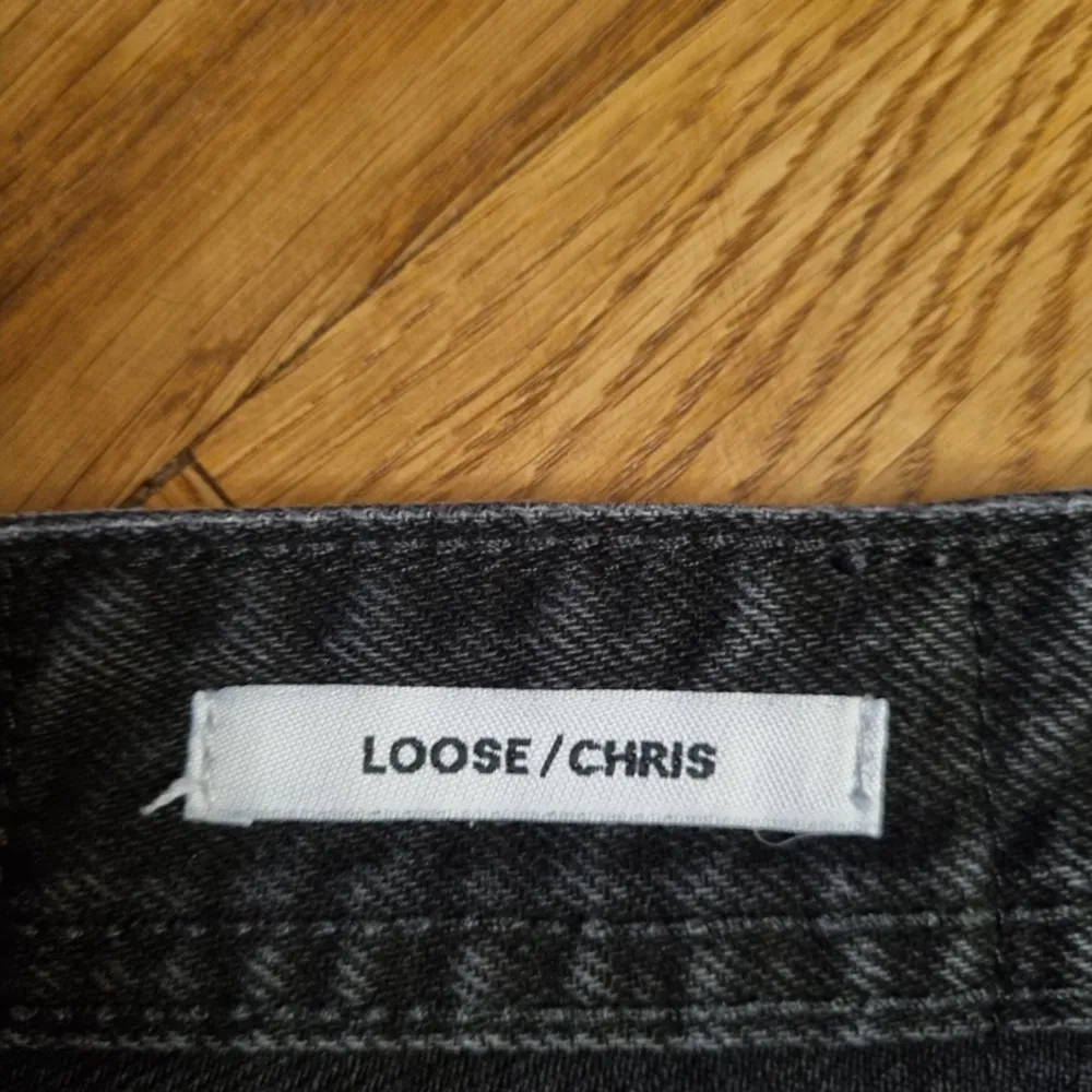 Model: Loose/CHRIS | Storlek : 32, 34 | Svarta jeans i bra skick, använt bara några ggr. Jeans & Byxor.