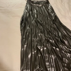 Super snygg fäst kjol - Från Tommy hilfiger  Perfekt nu till nyår Nypris 2500kr 