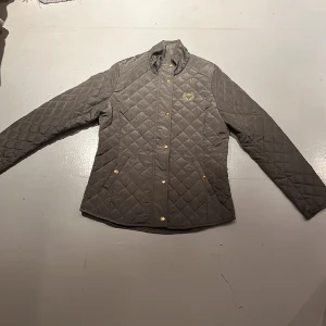 Jacka  - Helt oanvänd jacka, inga defekter🫶Skriv för mer info eller bilde