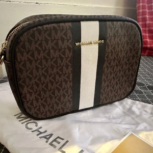 Michael kors handväska/ festväska  - Använd enstaka gånger! Precis som ny! Lång axelrem med gulddetaljer. Dustbag medföljer!   Pris är något förhandlingsbart! 
