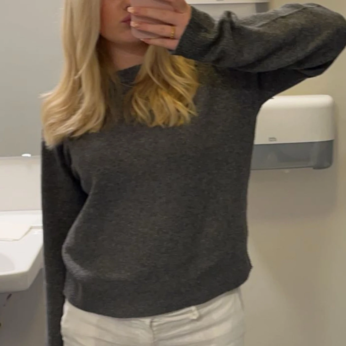 Grå stickad tröja från NELLY 