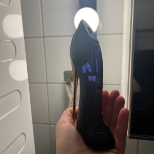 Carolina herrera  - Parfym från Carolina herrera, lite använd vilken ni kan se på en utan bilderna😊 INGA BUD 