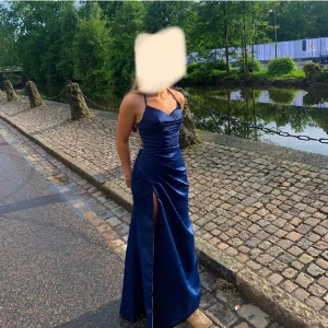 Balklänning  - Jätte fin klänning jag hade på balen, klänningen är från JJs house. Bilderna är ifrån hon jag köpte av, kan skicka egna bilder också. Man kan reglera storleken med snören i ryggen. Köpte för 1300. Fråga ifall du undrar något 😊🙌