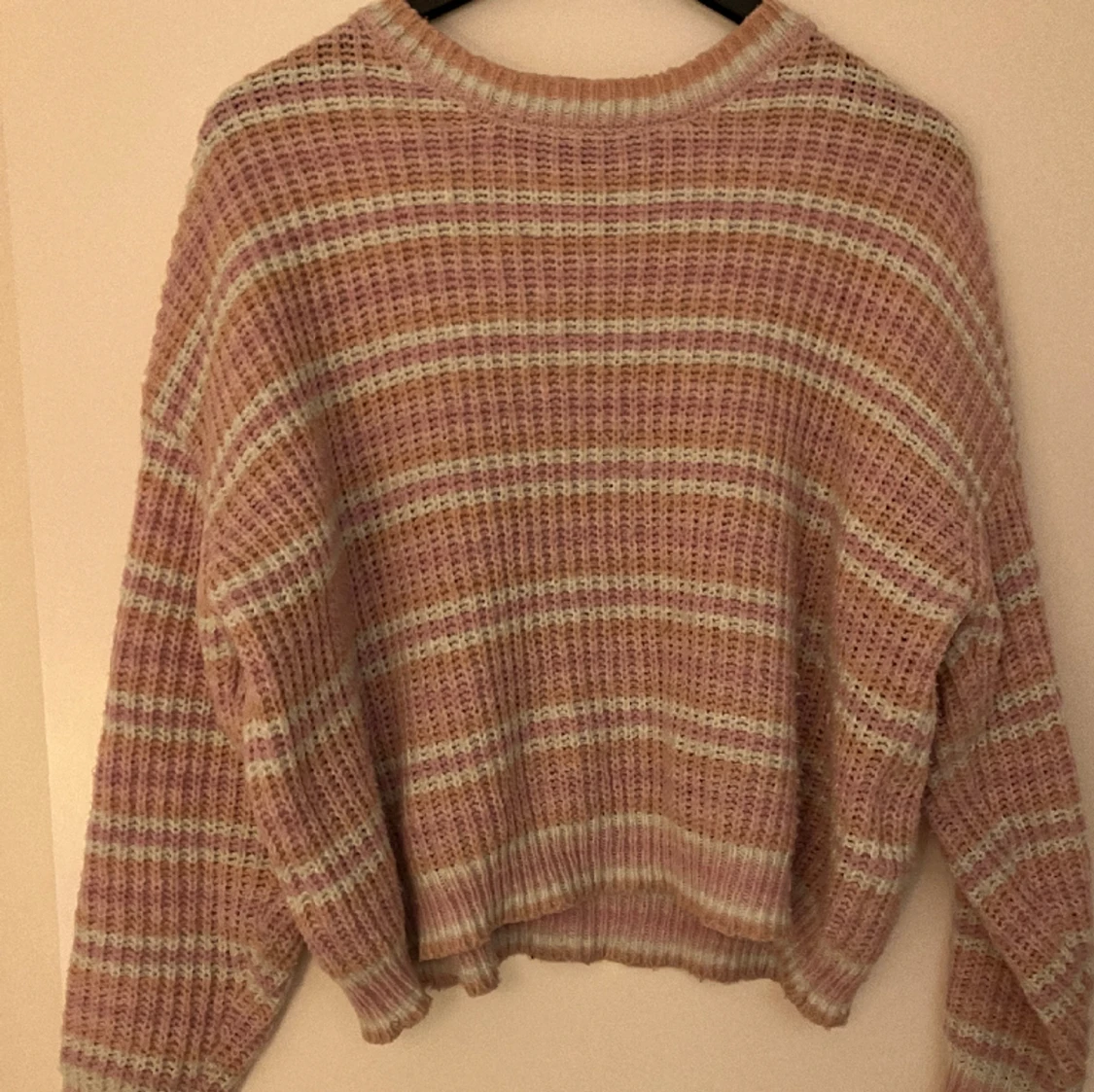 Rosarandig stickad tröja  - 91