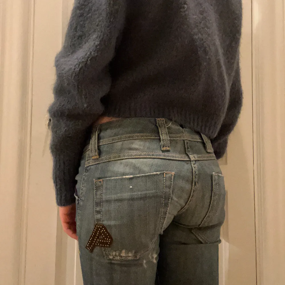 Så snygga Low Waits jeans! Passar mig som är 162! Midjemått rakt över är 38 cm och innerbenslängd 71 cm. Skriv gärna om ni har frågor! Säljer för att jag inte använder längre!💗🙌. Jeans & Byxor.