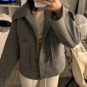 Kappahl kappa - Kappa ifrån Kappahl. Knappt använd. Storlek XS💗 nypris 900kr kan gå ner i pris vid snabb affär 💗