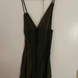 Grön klänning Zara - Grön klänning från zara, aldrig använt. Köpt för 399, lappen är klar och allt 💚