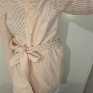 Stickad lång kofta  - En fin stickad lång kofta från Lindex i storlek S. Använt den endast 1 gång. helt fel fri! 💞 