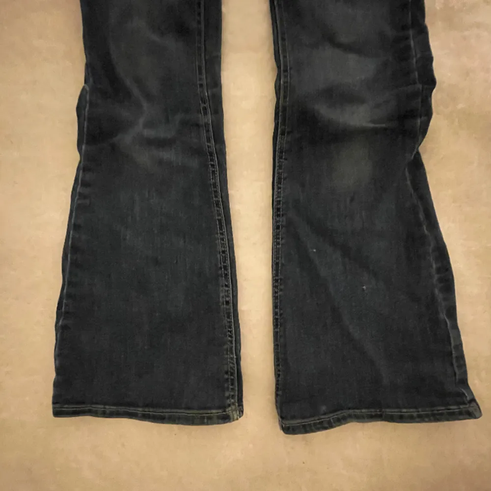 Fina low waist jeans från Lindex. Jag säljer för att de blivit för små och för korta. Inga defekter!  🩷 storlek 146 i barnstolek!. Jeans & Byxor.