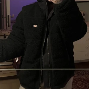 Pufferjacks Dickies - Pufferjacka i teddy från Dickies,  storlek S. Helt ny & oanvänd med prislappar. Nypris 1699kr 🫶🏼