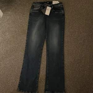 Säljer ett par helt nya ltb jeans som aldrig andvänds, då de blev fel storlek i midjan. Jag är 178 cm och dom är perfekt i längden men skulle kunna funka för någon längre eller kortare med!