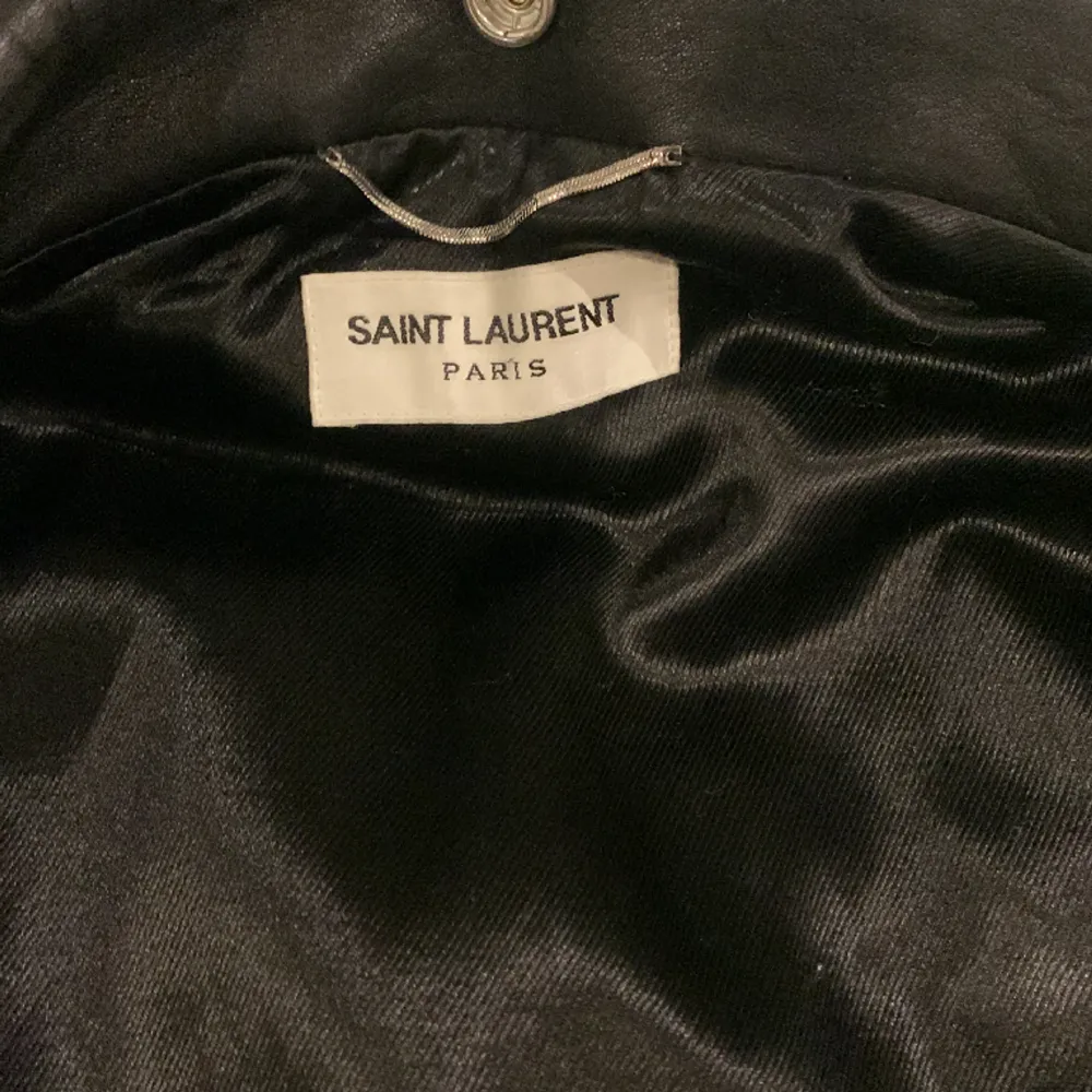 Säljer en saint Laurent läder jacka. Jackan är äkta och det är äkta lammskinn. Storlek 48/m. Nypris 45 000 kr mitt pris 20 000 kr. . Jackor.