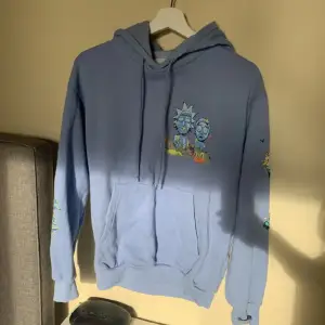 Säljer denna hoodie som min lillebror fick i present då han inte använder den💓