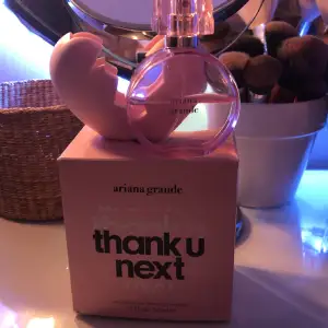 Ariana grande parfym thank u next använd till hälften😇