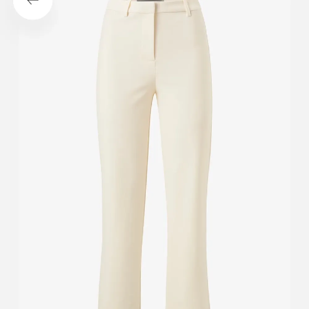 Säljer dessa vita kostymbyxor, de är helt oanvända och har även prislapp kvar!💞 de är i storlek S men de är väldigt stretchiga så skulle nog även passa M! Köpte för 399 och säljer för 250💓. Jeans & Byxor.