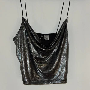 Nyårs/fest topp - Jätte fin festlig topp från HM, fin till nyår. Använd 2-3 gånger. Storlek xs och köpt för något år sedan. Den har ett fint silvrigt skimmer. Priset går att diskutera! Skriv för mer information. TRYCK INTE PÅ ”KÖP NU” UTAN SKRIV TILL MIG FÖRST!💗💗