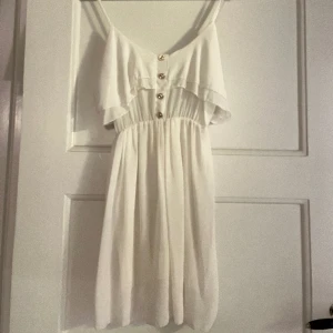 Klänning  - Superfin klänning som passar perfekt till student eller sommar! 