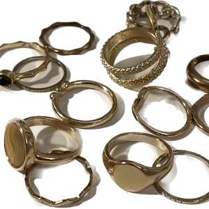 Guldiga ringar och halsband💋säljer pga att jag inte använder guldsmycken, olika storlek på ringarna så passar alla. 16 ringar och 4 halsband