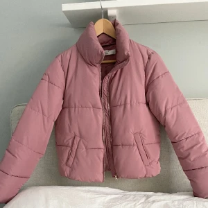 Rosa jacka  - Storlek S. Använd 2 gånger. 