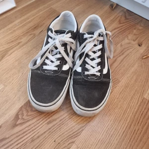 Svarta vans - Jag säljer mina svarta vans med hög sula i stl 38/7.5 eftersom att jag har växt ur de. Endast använada ett par gånger. De är lite smutsiga dock men inga defekter. Köpta för 650 och säljer nu för 250. Pris går att diskutera. Köparen står för frakten🩷.