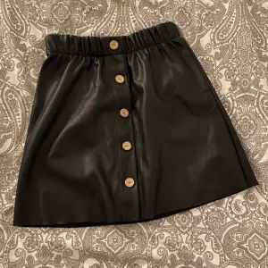 Supercool och unik kjol från Reversed i skinnimitation! Använd ett fåtal gånger och därför som ny💞💞