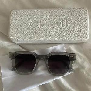 Grå chimis 04 - Säljer nu dessa as snygga solglasögon❤️‍🔥❤️‍🔥kan även tänka mig byta också mot ett par gröna 04:or eller 08:or. Nypris 1250kr säljs för 850kr o man får med fodral + puttsduk