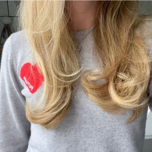 From future tröja - Säljer nu min absolut favorit tröja som blivigt snäppet för liten. Verkligen super fin ljus grå färg och så snyggt hjärta. 100% kashmir och så himla skön. Köpt för 2000 svenska kr, (finns ej att köpa längre). Använd sparsamt. OBS rabatterad med 20%