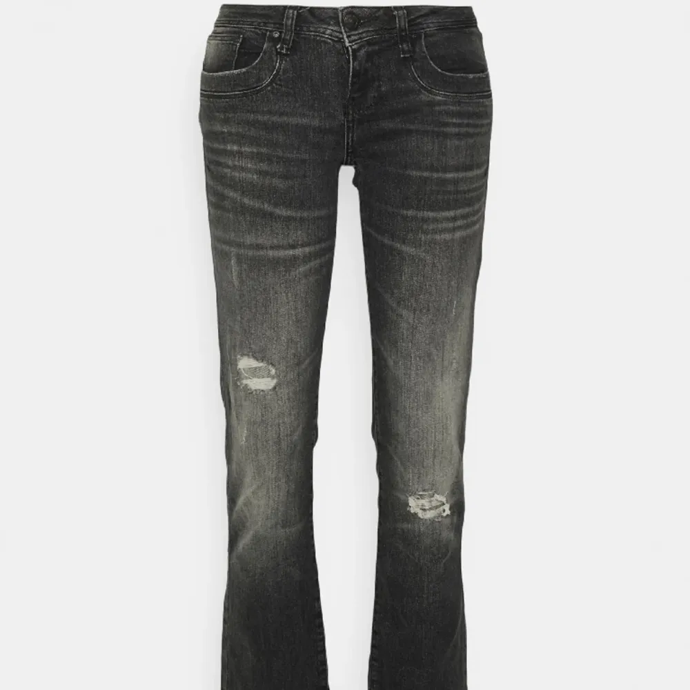 Säljer mina svarta LTB jeans eftsom de var för stora på mig, nypris 829kr säljer för 549kr pris kan diskuteras, knappt använd . Jeans & Byxor.