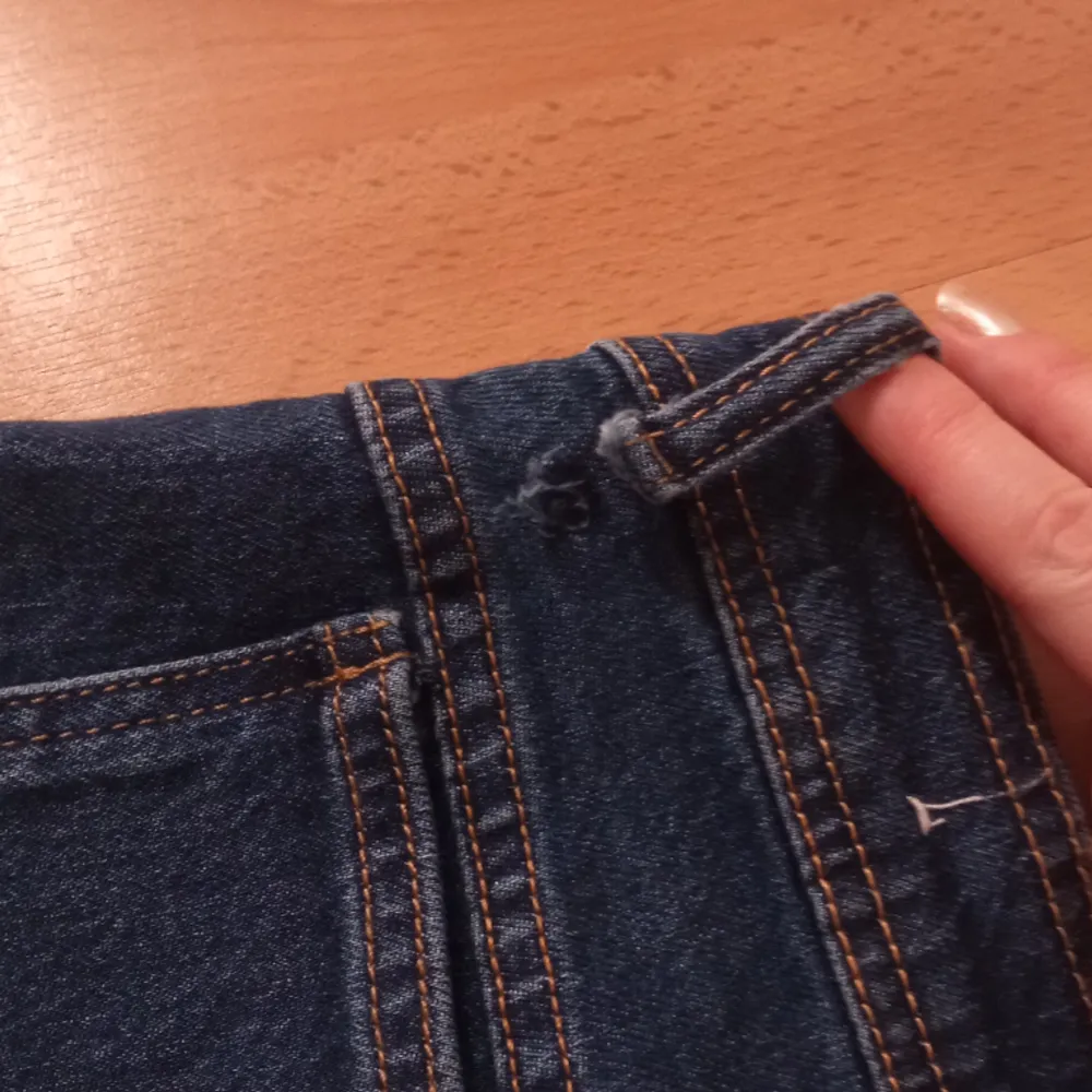 Jeans från märket Mango, storlek 40. Helt oanvända men ena bältloopen är trasig men går lätt att laga. (Nypris 450kr).. Jeans & Byxor.