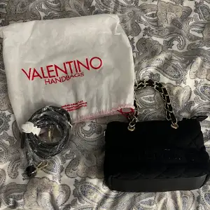 Säljer en liten gullig handväska från valentino äkta i svart och guld. Oanvänd
