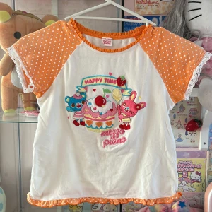 Orange mezzo piano tröja  (140 cm) - Säljer för sm att jag jag tröttnat på den och det inte är min stil längre. Använd ett 2 gånger. Den har inga synliga fläckar. Kontakta om du har frågor, köp är på!