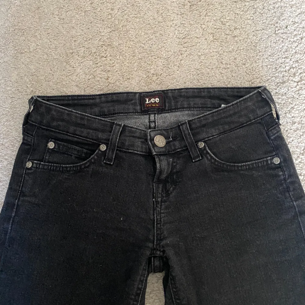 Ett par super snygga lågmidjade jeans från lee. Storleken är 25x33 men sitter som 25x30. För korta på mig som är 165💕. Jeans & Byxor.