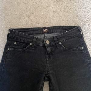 Ett par super snygga lågmidjade jeans från lee. Storleken är 25x33 men sitter som 25x30. För korta på mig som är 165💕