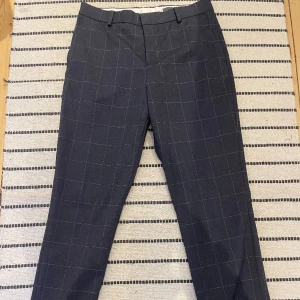Kostymbyxa stl 44 slim fit - Hör ihop med kavajen jag säljer. Använd fåtal gånger. Bra skick förutom att knappen sitter lite löst.