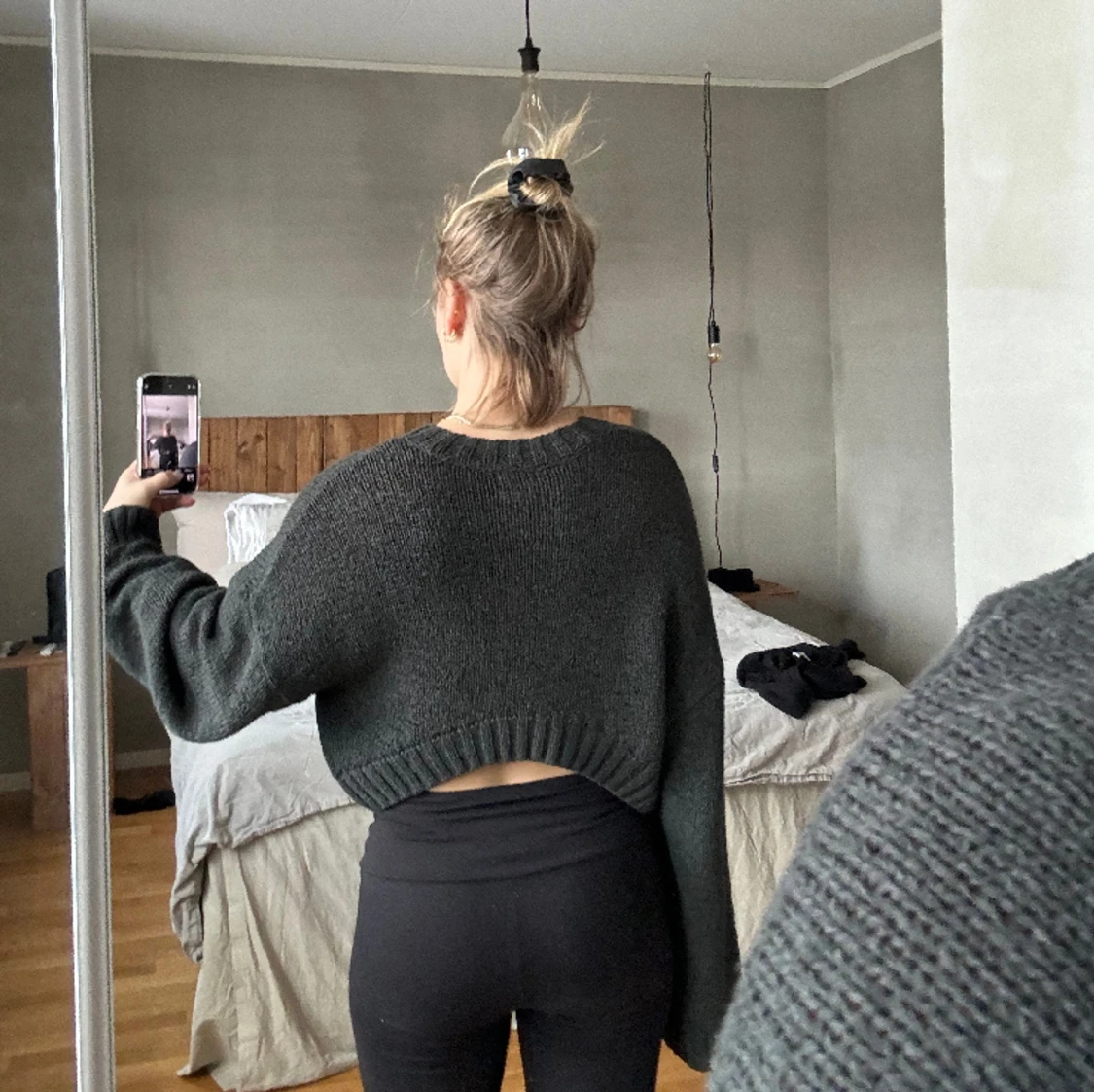 Stickad tröja med öppning i ryggen  - 90