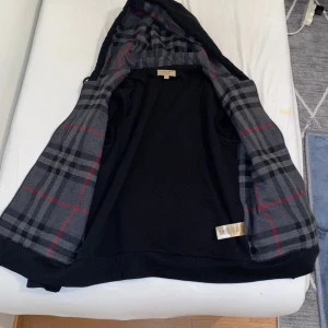 Burberry kofta - Säljer denna kofta då den ej kommit till någon användning. Jätte bra kvalitet och varm och skön! 1400 kr  Pris kan diskuteras!