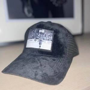 Velvet keps ”STAMKOS” - Trycket ”STAMKOS” är taget 2021 när NHL-laget Tampa Bay lightning vinner Stanley Cup. Kanadensaren Steven Stamkos lyfter upp pokalen i bilden, och denna keps är för dig som ÄLSKAR ishockey!   Material: Velvet  Färg: Svart.    OBS!! BEGRÄNSAT ANTAL✅