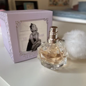 Ari by ariana grande parfym - Säljer min nästan helt oanvända parfym då jag har fått en annan i present💗Förpackningen finns kvar och den är som ny!