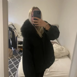 Meotine jacka  - Säljer min meotinejacka i strö s/m. Jackan är i ett jättefint skick! 