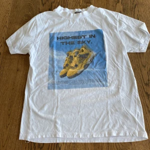 HIGHEST IN THE SKY//GRAPHIC TEE - Hej! Säljer denna graphic tee från A. W BRAND. Skriv vid frågor! Storlek S