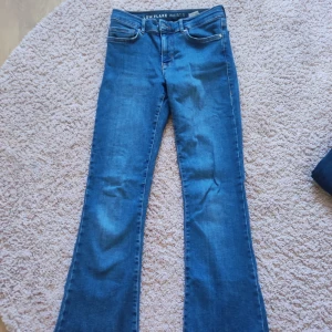 Low waist bootcut jeans - Jag säljer pågrund ut av att dom inte kommer till användning💗 Dom är i bra skick. (Priset går att diskutera och skriv gärna ifall ni har några frågor)🫶